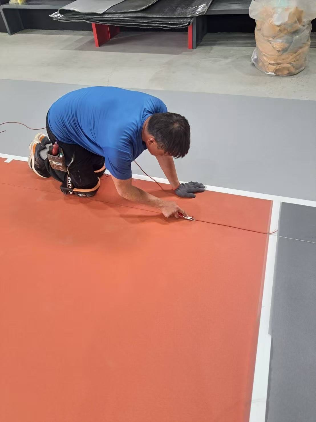 how to install roll out pickleball court flooring.webp
